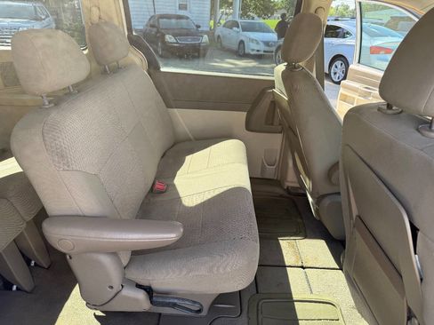 Used 2008 Chrysler Town & Country LX FWD image 14