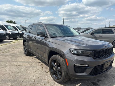 Used 2024 Jeep Grand Cherokee Limited w/ Black Appearance Package AWD/4WD image 4
