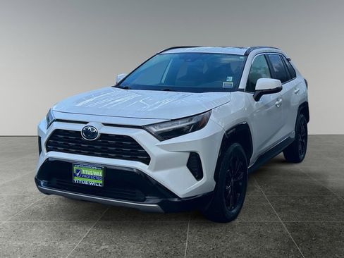 Used 2022 Toyota RAV4 SE image 3