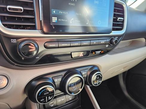 Used 2025 Hyundai Venue SEL FWD image 29