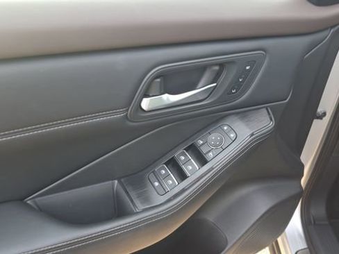 Used 2022 Nissan Rogue SL image 11