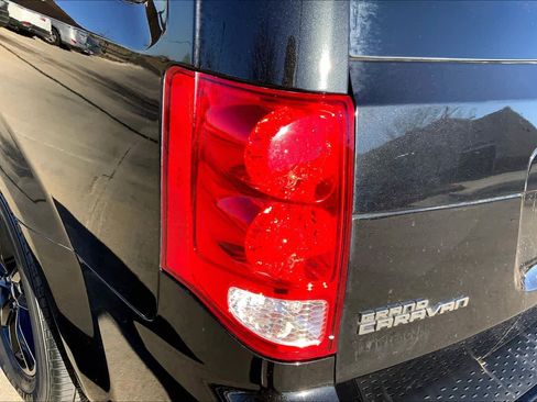 Used 2020 Dodge Grand Caravan SE image 27