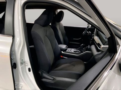 Used 2023 Toyota Highlander LE FWD image 9
