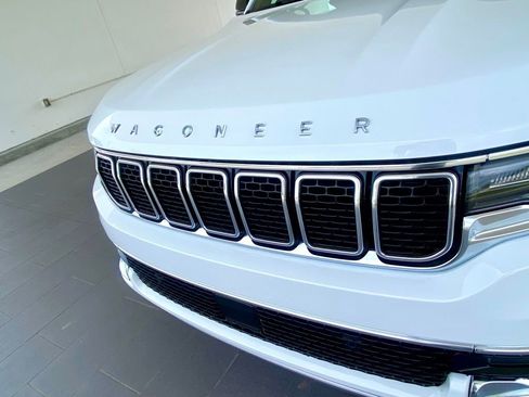Used 2025 Jeep Wagoneer L Series II AWD/4WD image 2