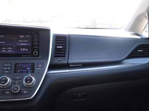 Used 2019 Toyota Sienna SE image 27