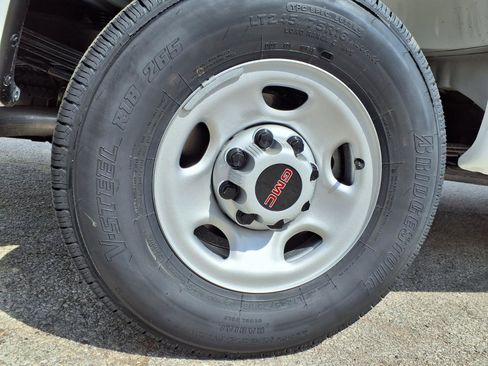 New 2026 GMC Savana 3500 w/ Driver Convenience Package image 23