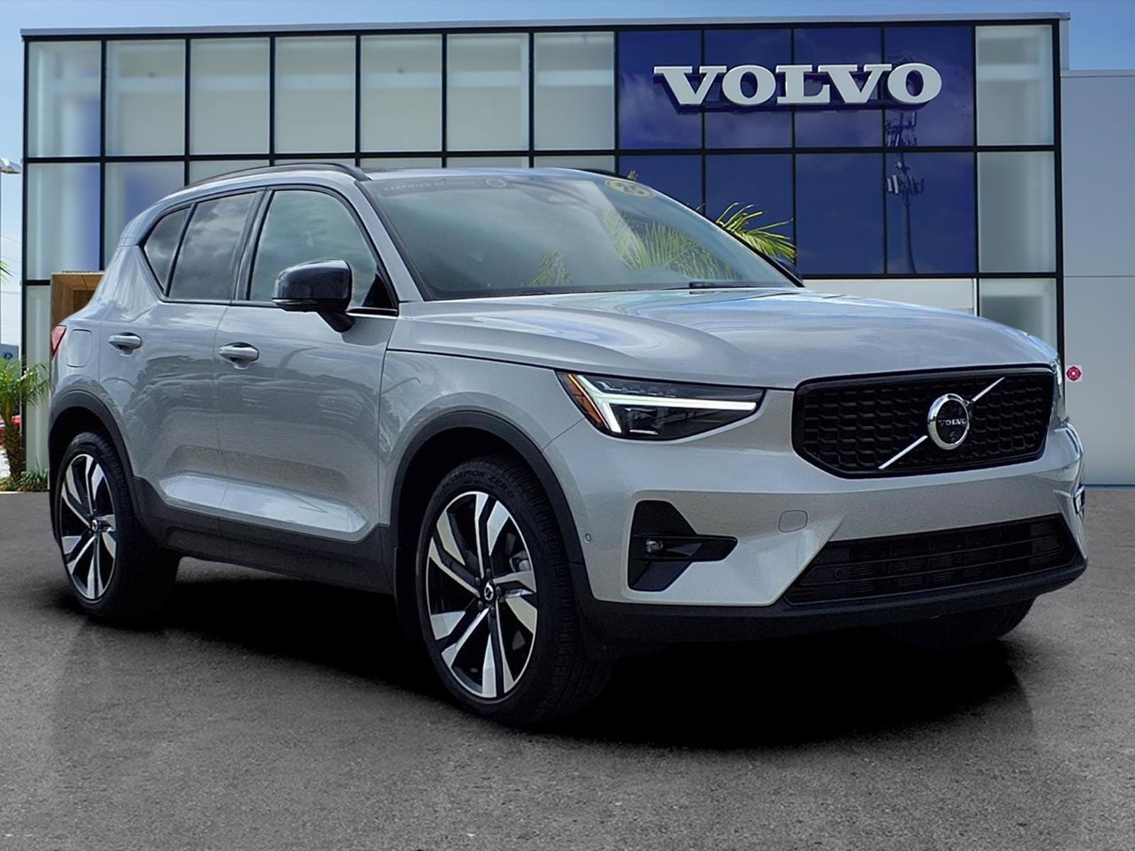 Certified 2025 Volvo XC40 B5 Ultra AWD/4WD image 1
