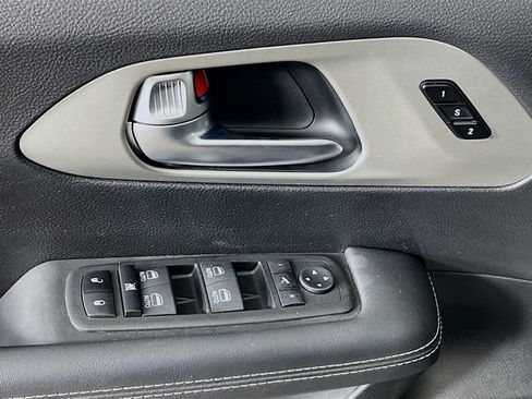 Used 2024 Chrysler Pacifica Limited w/ S Appearance Package FWD image 9