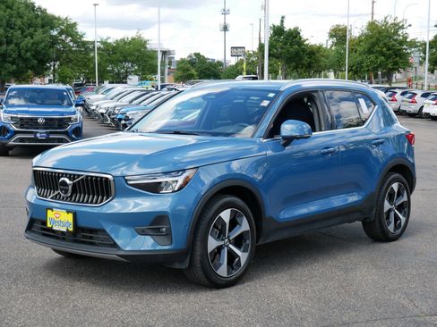 Used 2025 Volvo XC40 B5 Plus AWD/4WD image 3
