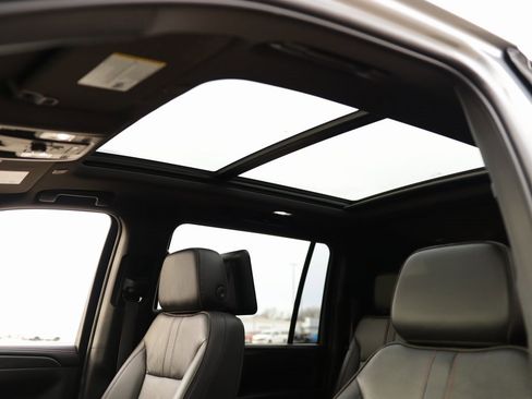 Used 2022 Chevrolet Suburban RST w/ Luxury Package image 25