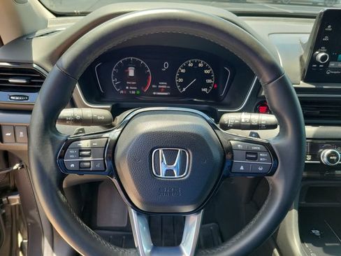 Used 2024 Honda Pilot Touring image 16