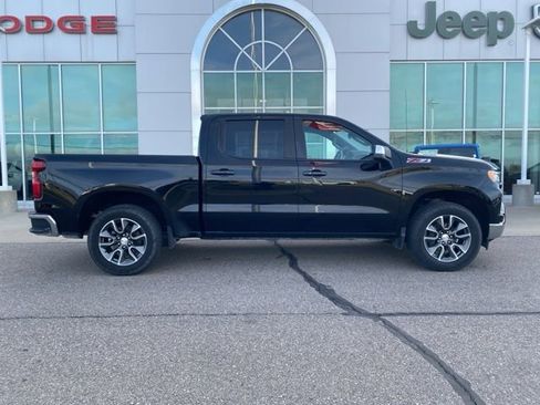 Used 2022 Chevrolet Silverado 1500 LT AWD/4WD image 4