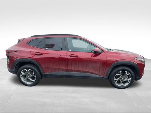 Used 2025 Chevrolet Trax LT w/ LT Convenience Package FWD image 9