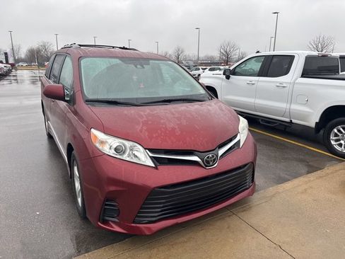Used 2018 Toyota Sienna LE image 3