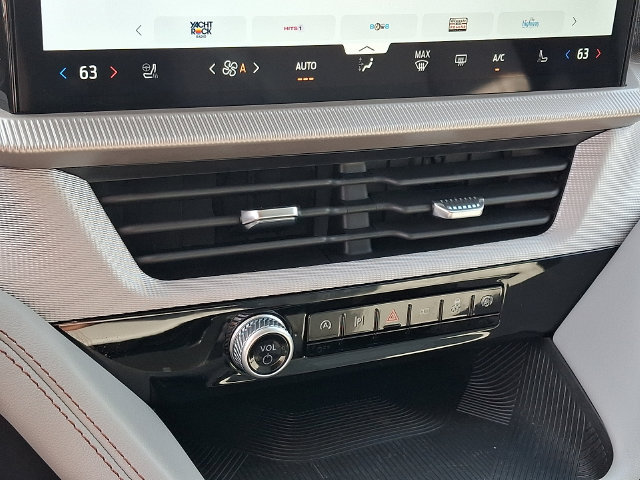 Used 2025 Ford Explorer Active w/ Active Comfort Package RWD image 15
