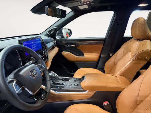 Used 2026 Toyota Highlander Platinum image 9