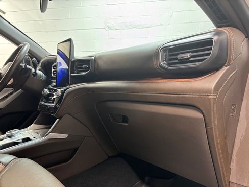 Used 2021 Ford Explorer King Ranch w/ Premium Technology Package image 30