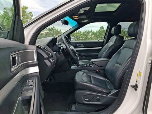 Used 2017 Ford Explorer XLT w/ Equipment Group 202A AWD/4WD image 13