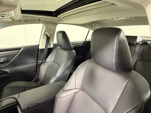 Used 2022 Lexus ES 300h w/ Premium Package image 16