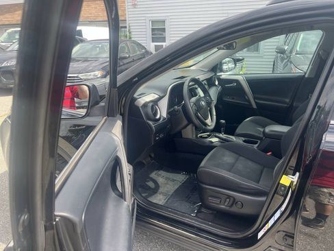 Used 2018 Toyota RAV4 XLE AWD/4WD image 24
