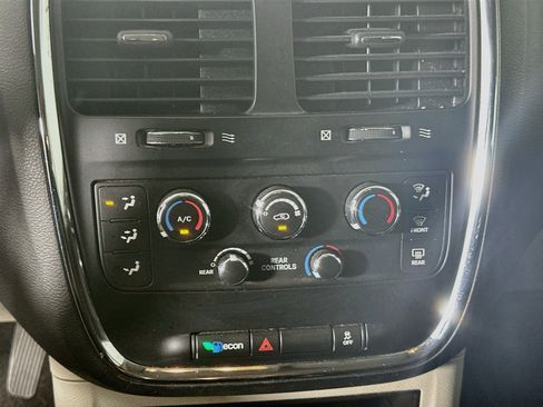 Used 2018 Dodge Grand Caravan SE FWD image 22