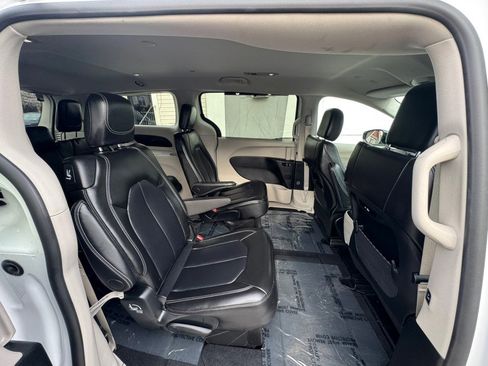 Used 2024 Chrysler Pacifica Touring-L image 12