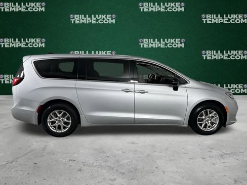 Used 2024 Chrysler Pacifica Touring-L image 5