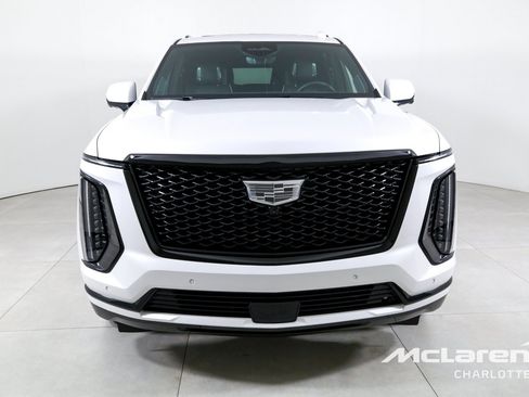 Used 2025 Cadillac Escalade Sport Platinum w/ LPO, ONYX Package AWD/4WD image 4