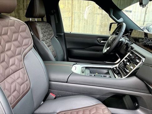 Used 2025 Nissan Armada Platinum Reserve AWD/4WD image 12