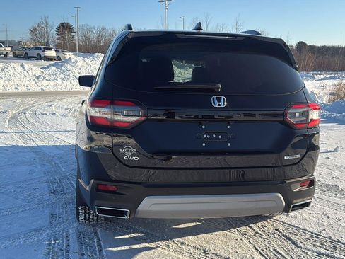 Used 2025 Honda Pilot Touring image 9