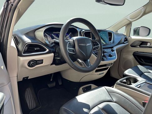 Used 2023 Chrysler Pacifica Touring-L FWD image 13