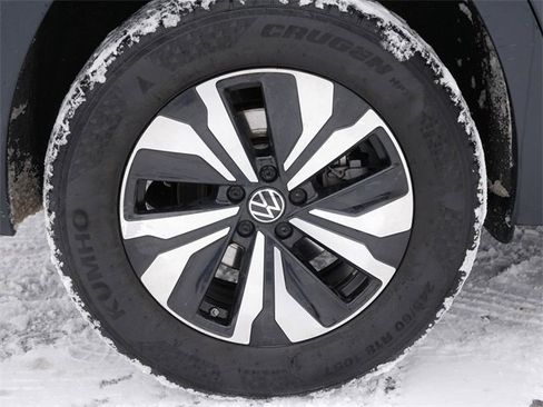 Certified 2025 Volkswagen Atlas SE image 9