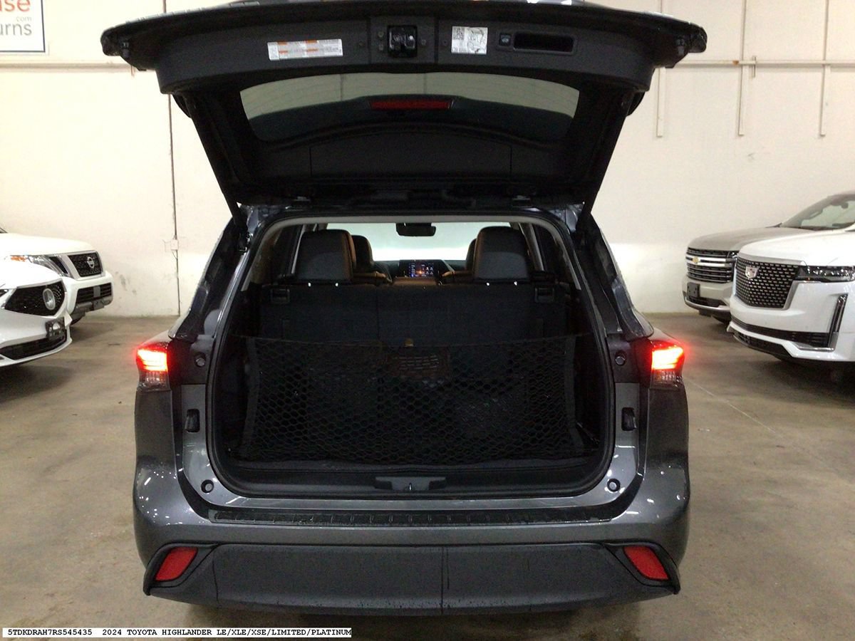 Used 2024 Toyota Highlander XLE FWD image 12