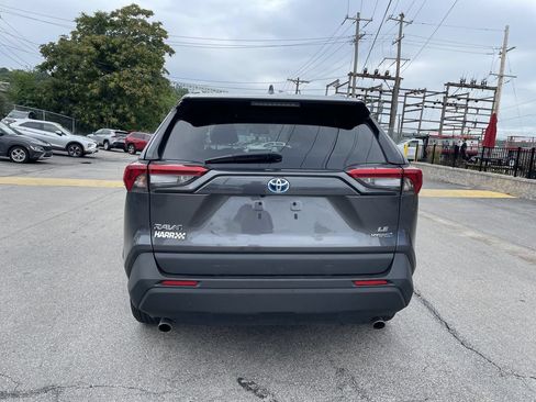 Used 2022 Toyota RAV4 LE AWD/4WD image 4