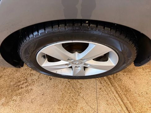 Used 2013 Hyundai Elantra GLS w/ Preferred Pkg image 39