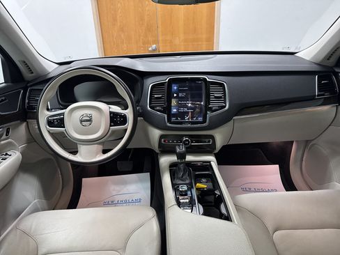 Used 2017 Volvo XC90 T6 Momentum w/ Vision Package AWD/4WD image 6