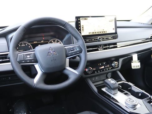 New 2026 Mitsubishi Outlander SE image 4