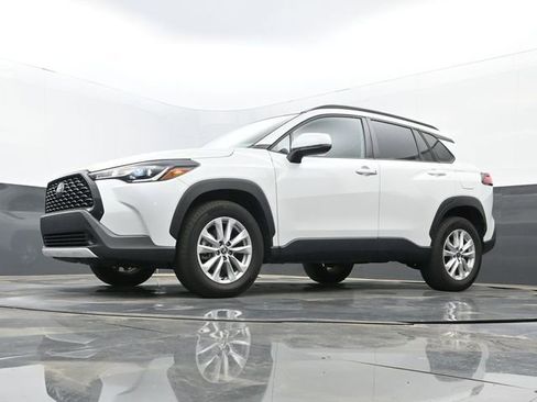 Used 2023 Toyota Corolla Cross LE w/ Moonroof Package image 12