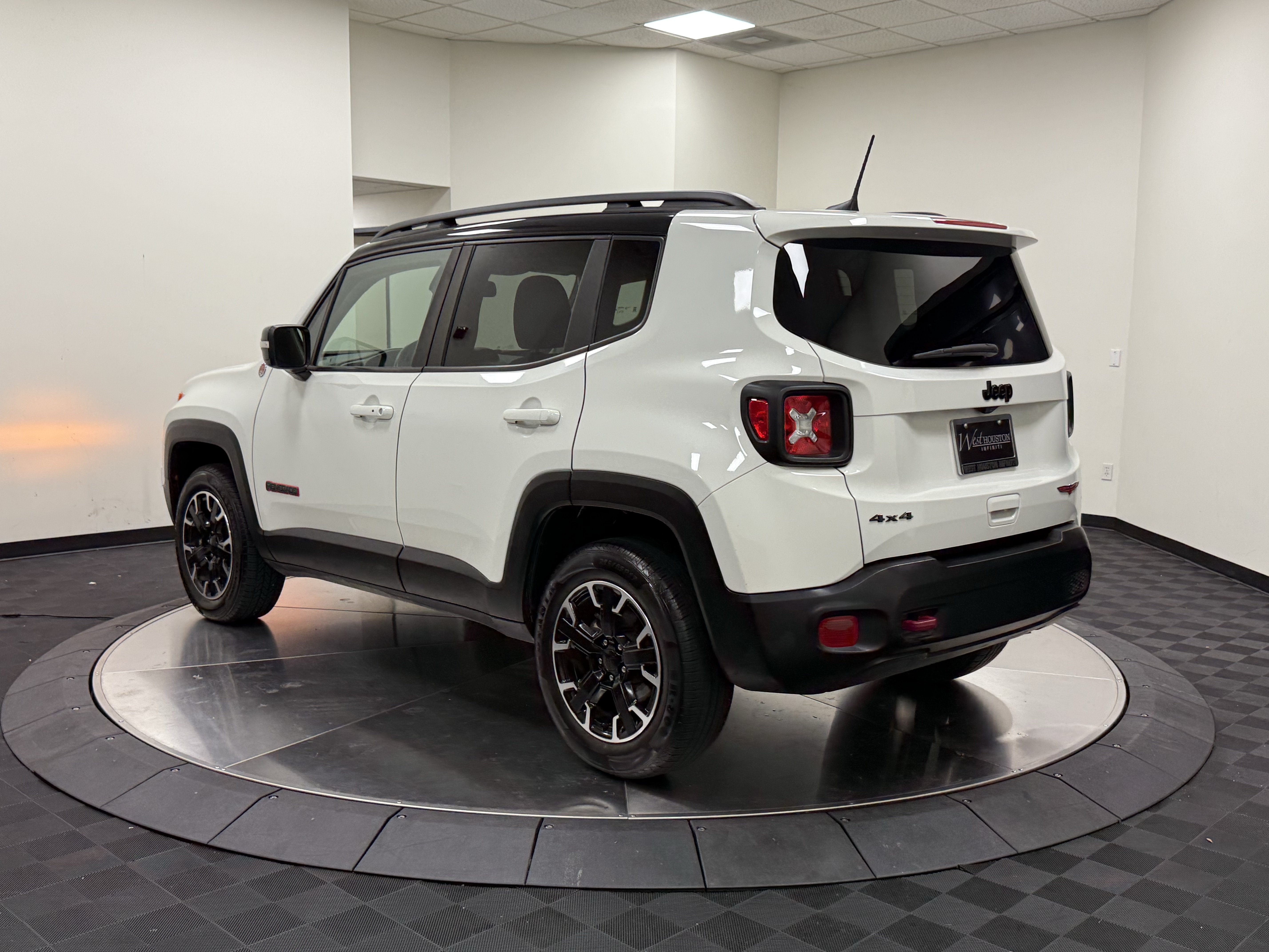 Used 2023 Jeep Renegade Trailhawk AWD/4WD image 5
