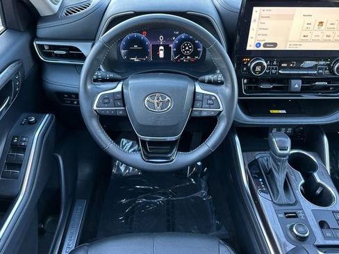 Used 2023 Toyota Highlander Limited image 16