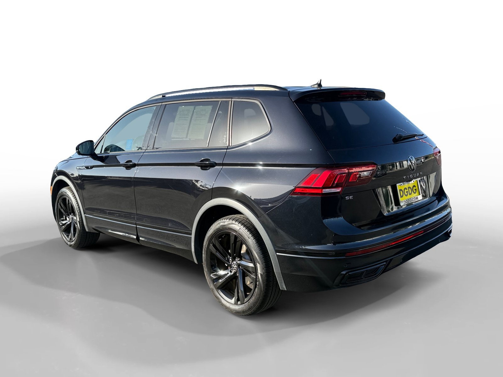 Certified 2023 Volkswagen Tiguan SE R-Line FWD image 3