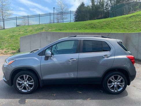 Used 2020 Chevrolet Trax LT w/ LT Convenience Package image 2