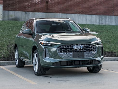 Used 2025 Audi Q5 Premium Plus w/ Premium Plus image 2