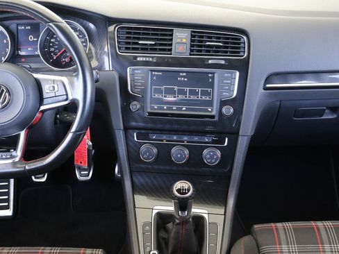 Used 2017 Volkswagen Golf 4-Door FWD image 17