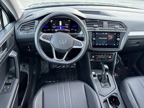 Used 2023 Volkswagen Tiguan SE w/ Panoramic Sunroof Package image 8
