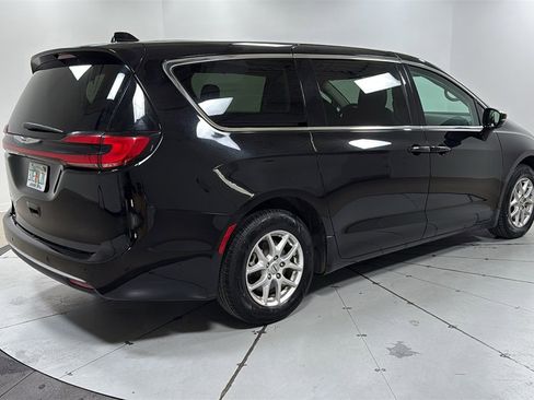 Used 2024 Chrysler Pacifica Touring-L image 5