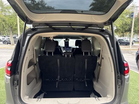 Used 2022 Chrysler Pacifica Touring-L FWD image 5
