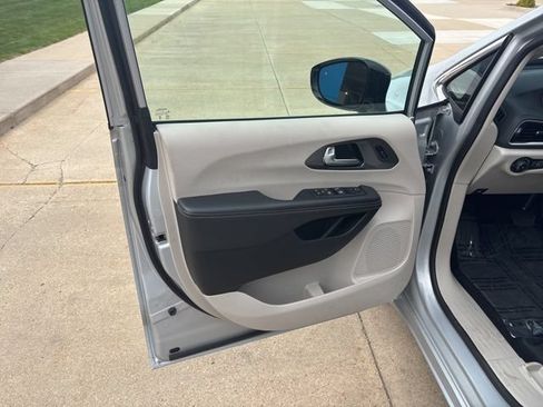 Used 2024 Chrysler Pacifica Touring-L FWD image 11