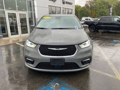 Used 2022 Chrysler Pacifica Touring-L image 8