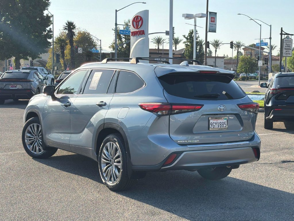 Used 2023 Toyota Highlander Platinum FWD image 5